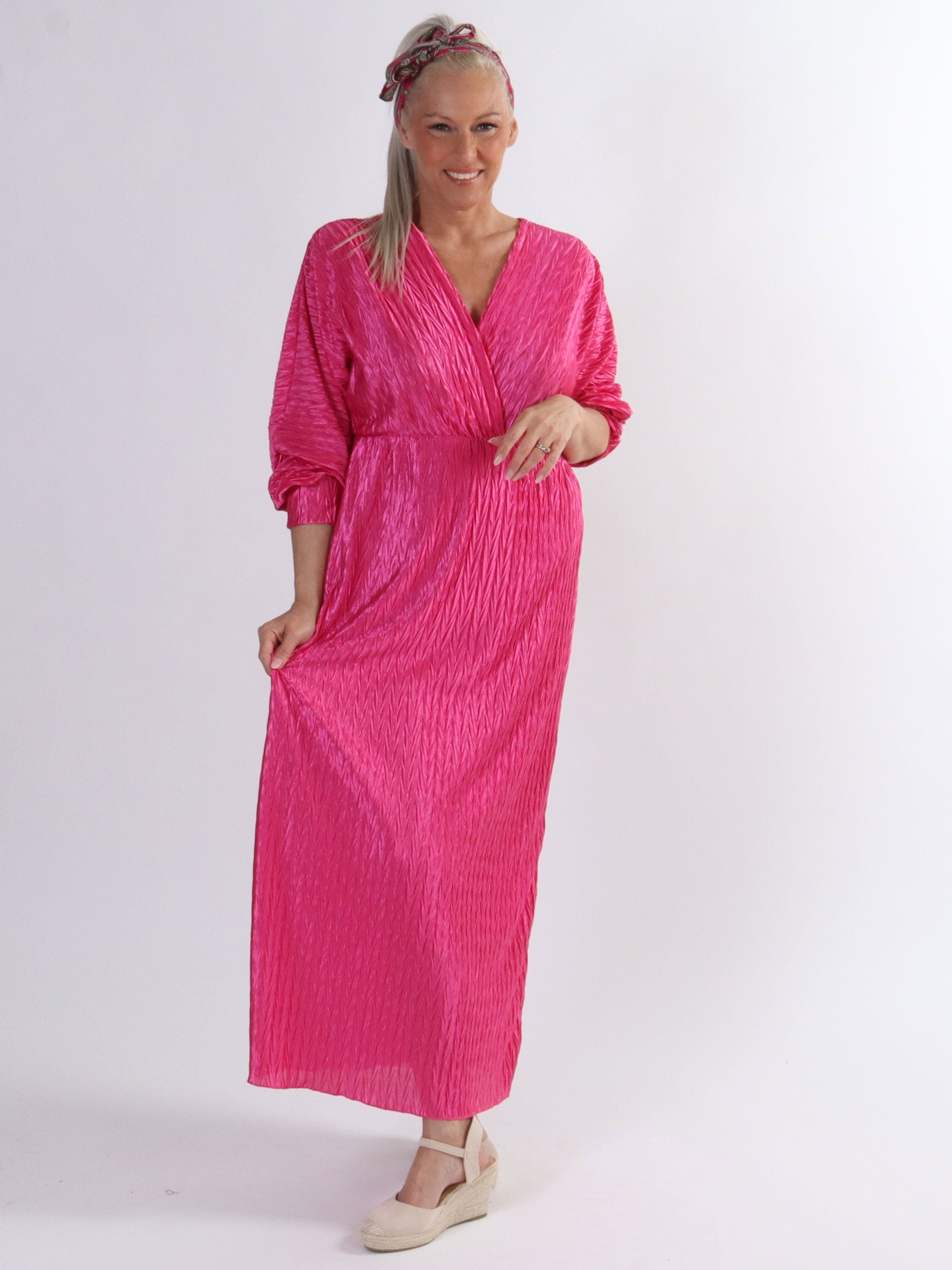 Love - Lang plus size plisseret kjole i shiny stof